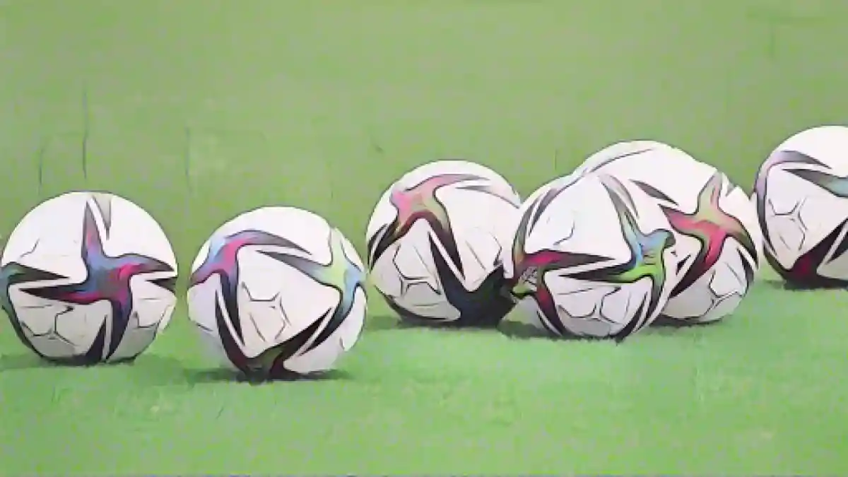 Мячи для игры лежат на траве.:Мячи для игры лежат на поле. Фото