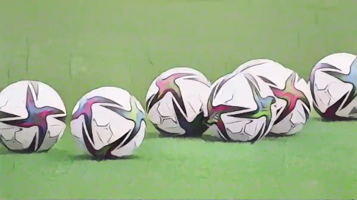 Мячи для игры лежат на траве.:Мячи для игры лежат на поле. Фото