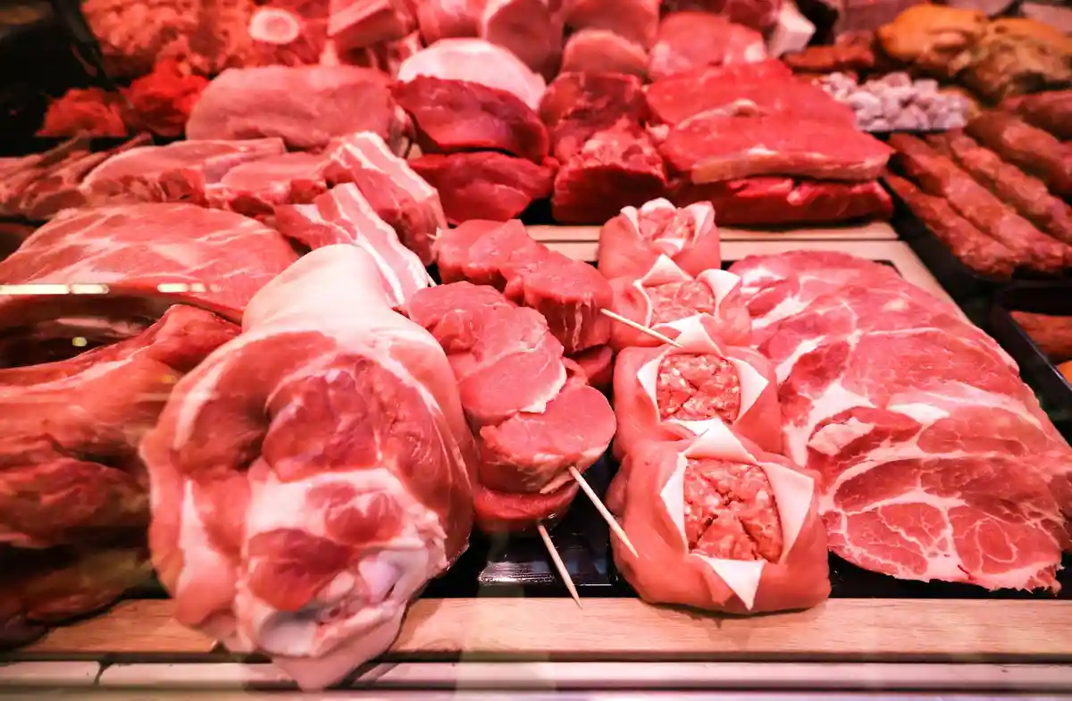 Мясо в супермаркете:Для многих мясо по-прежнему является неотъемлемой частью рациона.