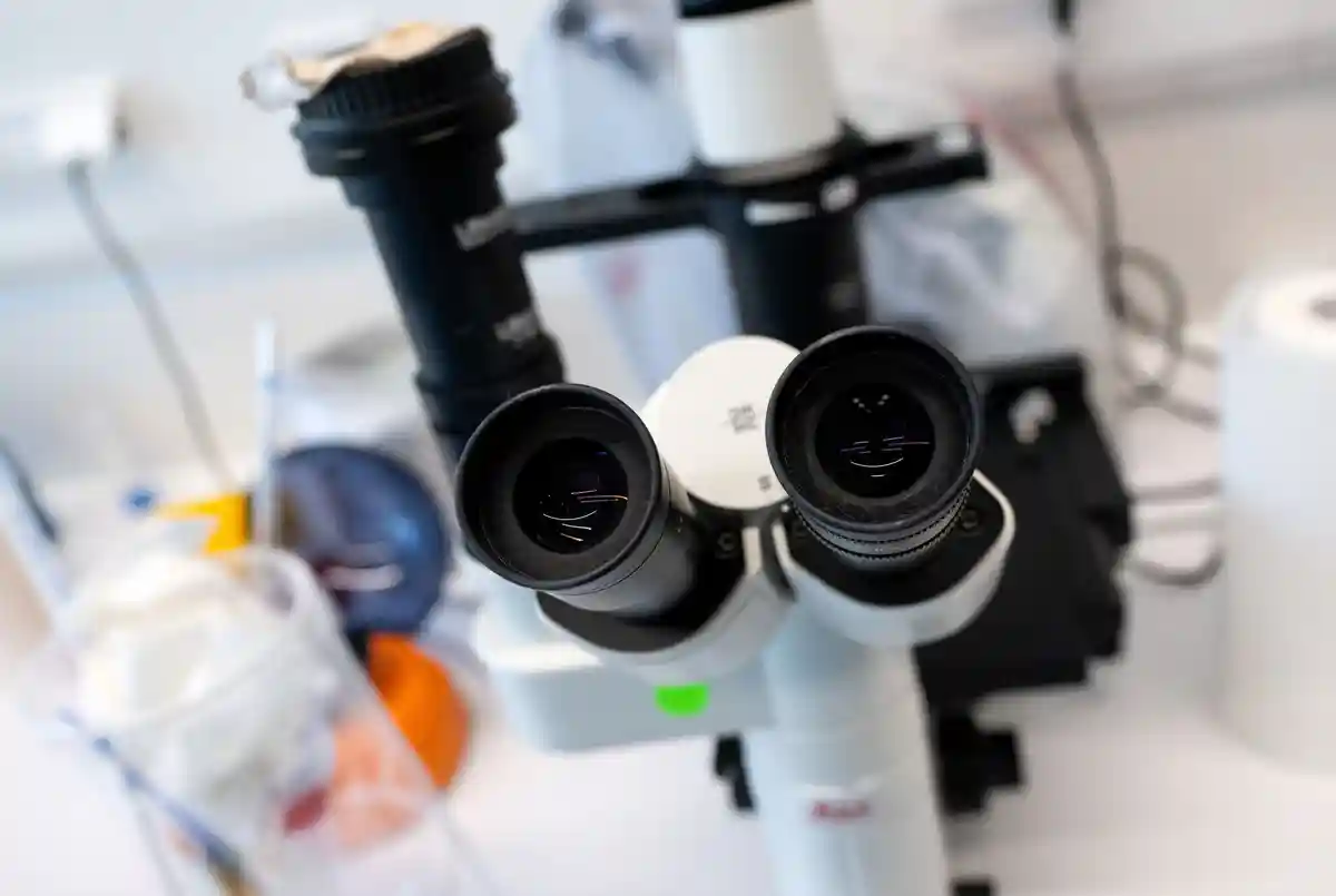 Микроскоп:Микроскоп стоит на столе в лаборатории.