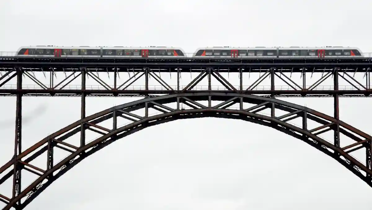 Мюнгстенский мост:Поезд пересекает Мюнгстенский мост.