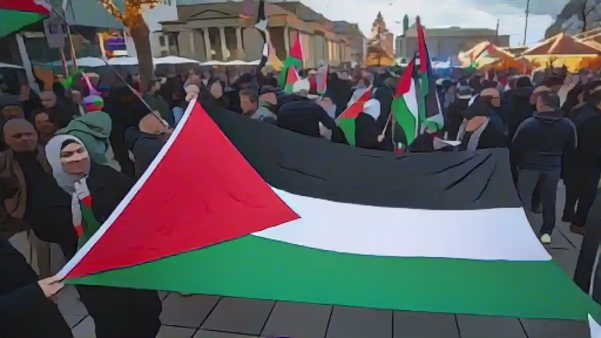 Множество людей принимают участие в демонстрации в поддержку Палестины.:Многочисленные участники демонстрации в поддержку Палестины. Фото