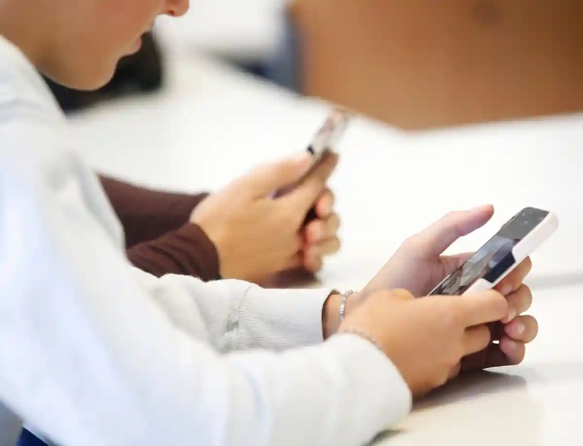 Мобильные телефоны:Больше писать, чем говорить? Страховая компания предупреждает о нарушениях речи у детей.