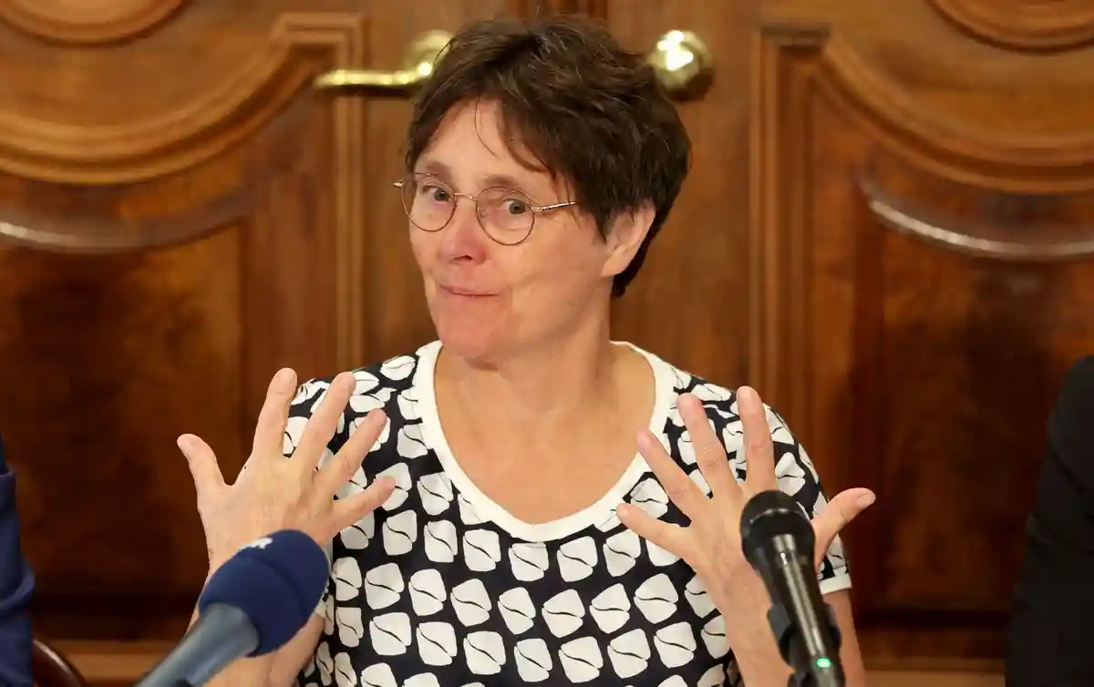 Моника Хайнольд:Выступает Моника Хайнольд (Зеленые), министр финансов земли Шлезвиг-Гольштейн.