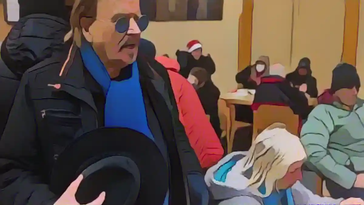 Музыкант Фрэнк Зандер общается с бездомными и нуждающимися людьми во время рождественского ужина.:Музыкант Фрэнк Зандер общается с бездомными и нуждающимися людьми во время рождественского ужина. Фото