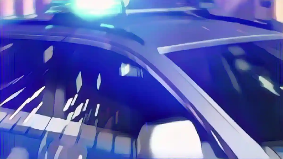 На дороге припаркована полицейская патрульная машина с включенными синими фарами.:Патрульная машина полиции на дороге с включенными синими фарами. Фото