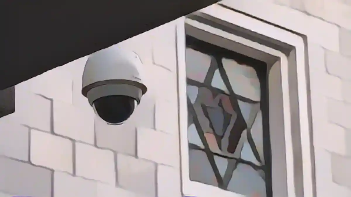 На фасаде висит камера наблюдения.:Камера наблюдения висит на фасаде здания. Фото