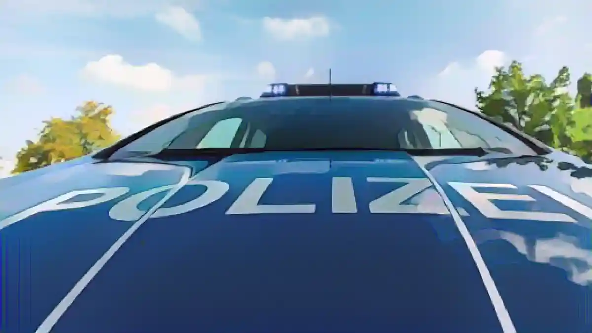 На капоте патрульной машины написано слово "Polizei" (полиция).:Слово "Polizei" ("Полиция") написано на капоте патрульной машины. Фото