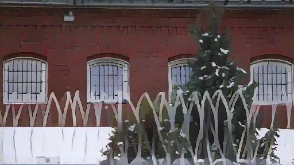 На крышах и стенах тюрьмы Вальдхайм лежит снег.:Снег лежит на крышах и стенах тюрьмы Вальдхайм. Фото