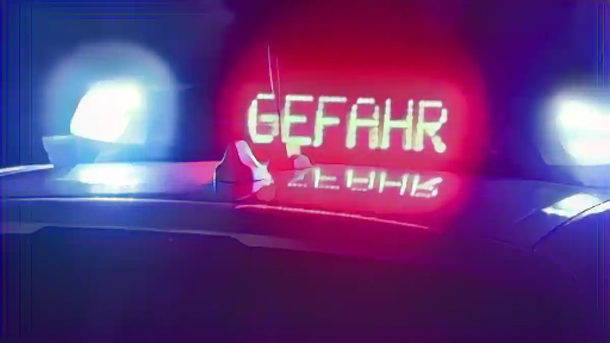 На крыше полицейской машины светится надпись "Опасность".:Слово "Опасность" светится на крыше полицейской машины скорой помощи. Фото