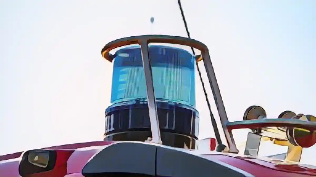 На крыше пожарной машины виден синий свет.:На крыше пожарного автомобиля виден синий фонарь. Фото