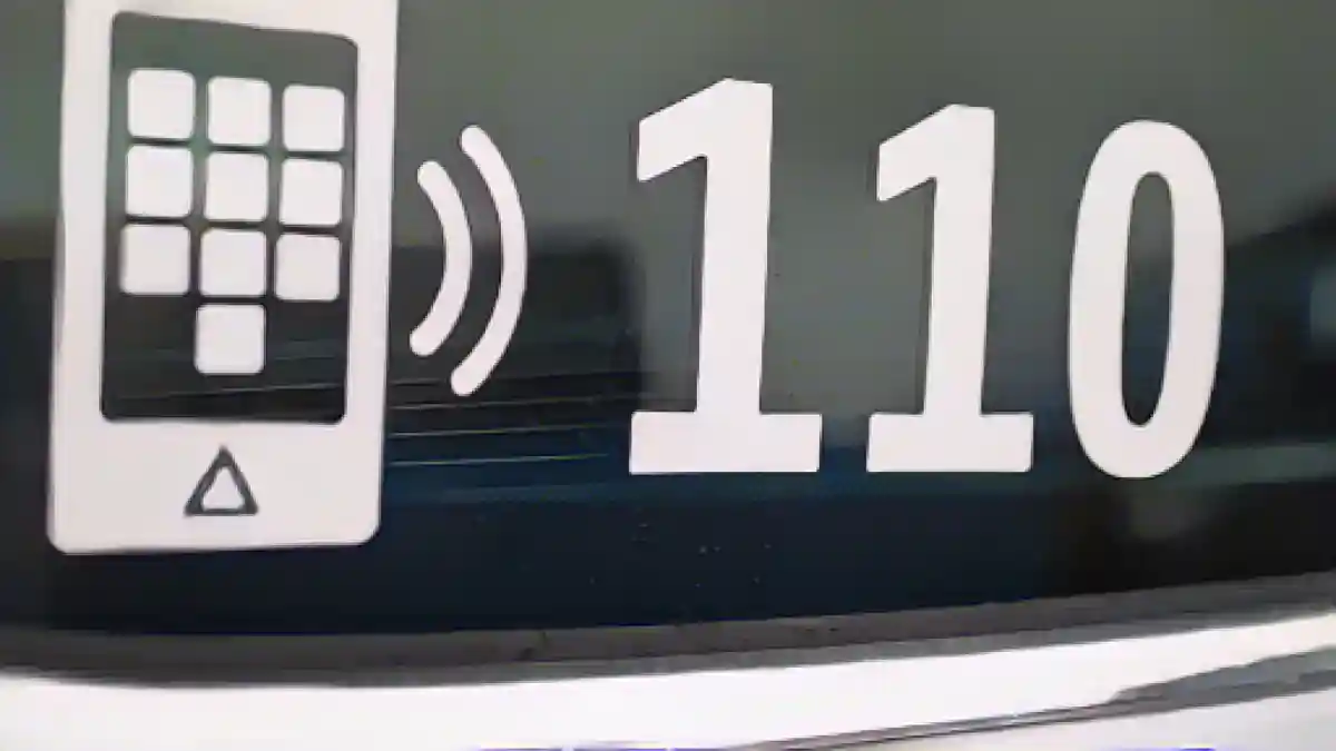 На лобовом стекле полицейского автомобиля написан номер службы экстренной помощи 110.:На лобовом стекле полицейского автомобиля написан номер службы спасения 110. Фото