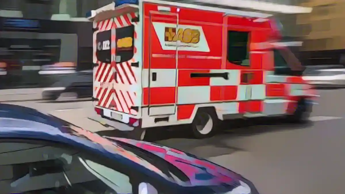 На месте дежурит машина скорой помощи с мигающими синими огнями.:Машина скорой помощи с мигающими синими огнями. Фото