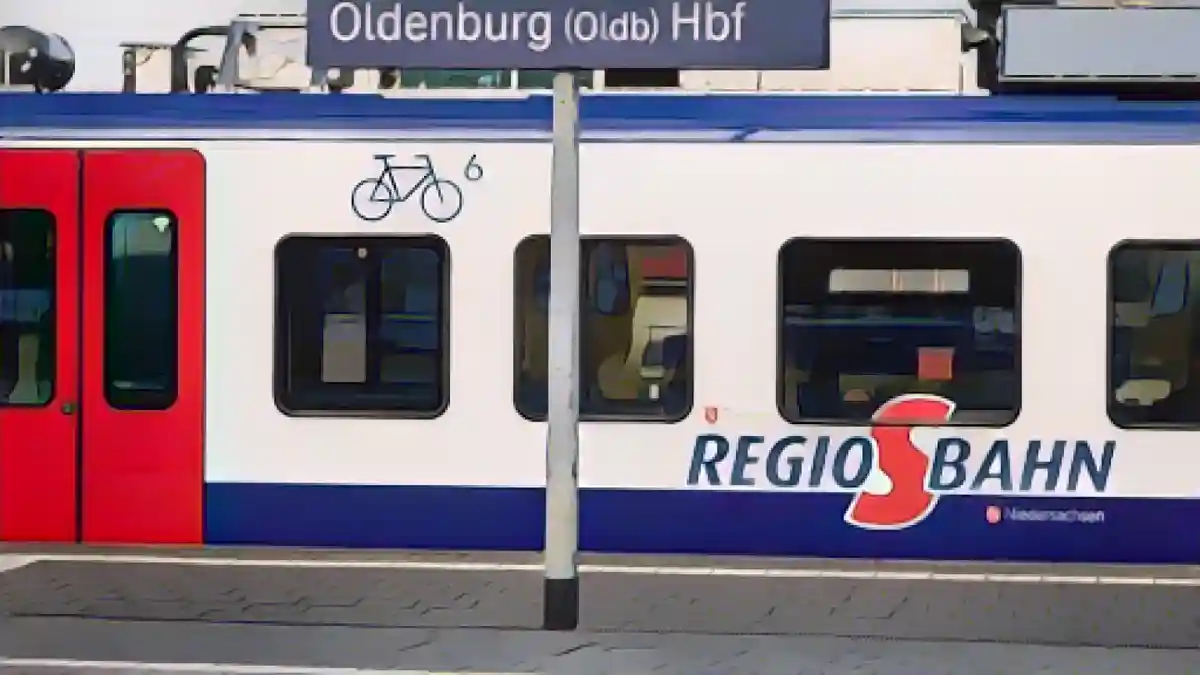 На платформе главного вокзала Ольденбурга останавливается поезд Regio S-Bahn.:Остановка Regio S-Bahn на платформе главного вокзала Ольденбурга. Фото