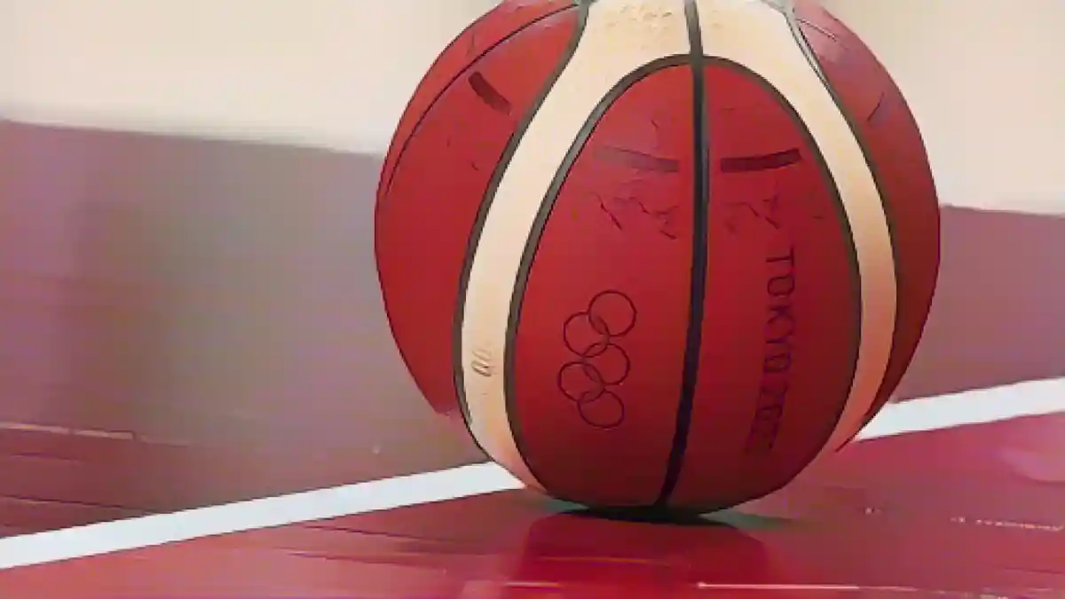 На площадке лежит баскетбольный мяч.:Баскетбольный мяч лежит на площадке. Фото