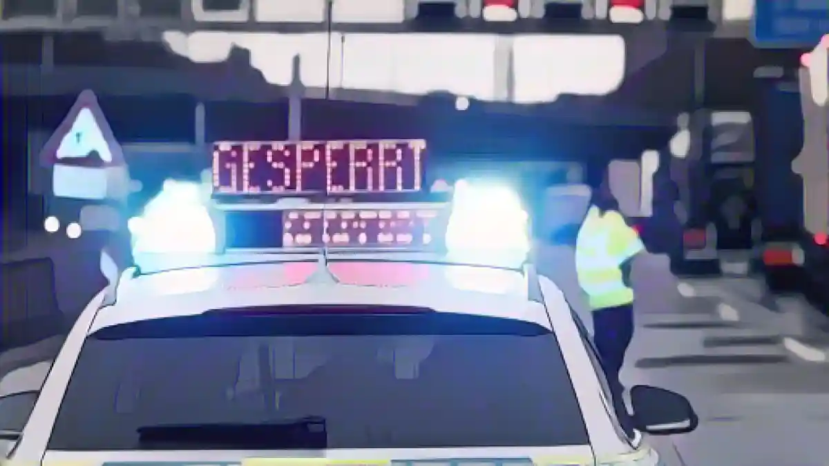 На полицейском автомобиле светится надпись "Заперто".:Надпись "Заперто" горит на полицейском автомобиле. Фото