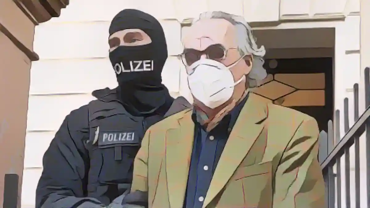 На пожилого белого мужчину с зачесанными назад белыми волосами надевают наручники и уводят двое полицейских в масках.:Генрих XIII принц Ройс (в пиджаке), по слухам, является главарем террористической группы, основанной гражданами Рейха