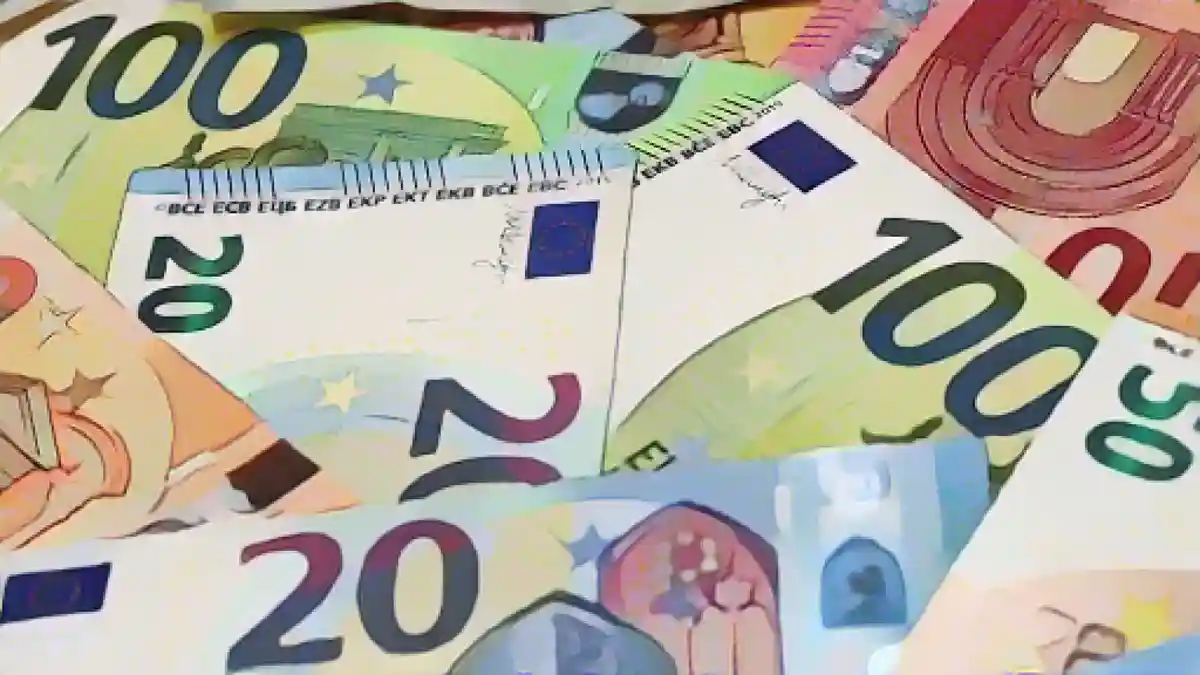 На столе лежат банкноты евро.:Банкноты евро на столе. Фото