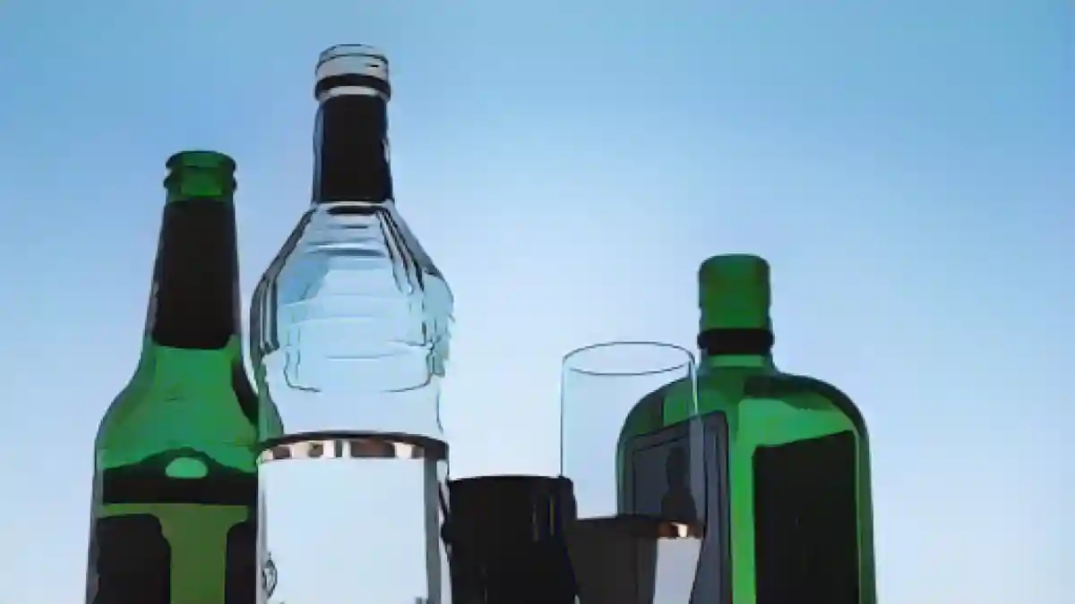 На столе расставлены различные алкогольные напитки.:Различные алкогольные напитки на столе. Фото