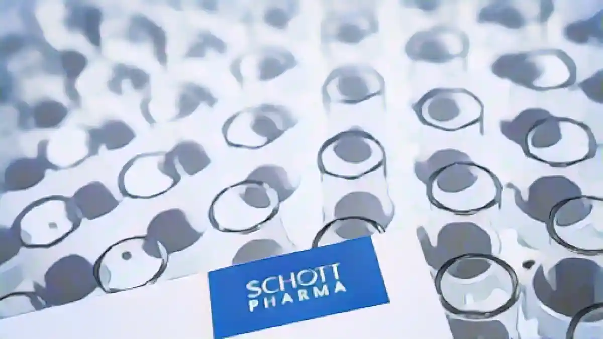 На столе в штаб-квартире компании стоит коробка с картриджами - пример продукции Schott Pharma.:Коробка с картриджами стоит на столе в штаб-квартире компании в качестве примера продукции Schott Pharma. Фото