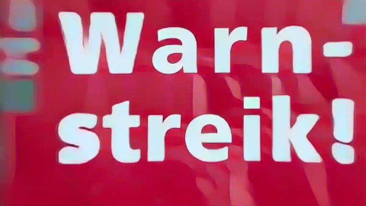 "На табличке написано "Предупредительный удар!:Надпись "Предупреждение о забастовке!" на табличке. Фото