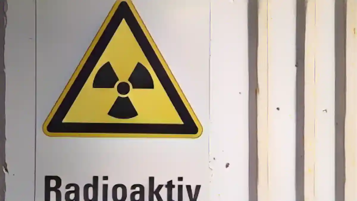 На входе в промежуточное хранилище висит предупреждающая табличка "Радиоактивно".:Предупреждающий знак "Радиоактивно" висит у входа в промежуточное хранилище. Фото