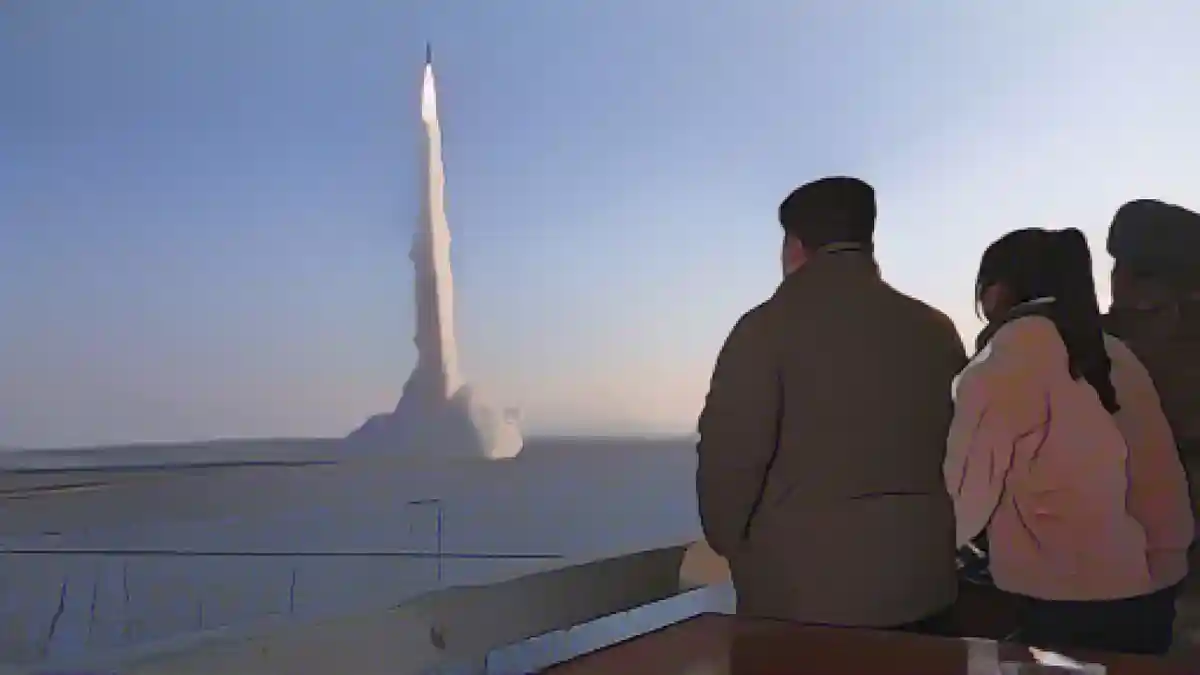 На записи, предоставленной северокорейским государственным информационным агентством KCNA, как утверждается, запечатлен северокорейский Mac:На фотографии, предоставленной государственным информационным агентством Северной Кореи KCNA, изображены лидер Северной Кореи Ким Чен Ын (л) и его дочь Чжу Э (2 слева направо), наблюдающие за испытанием межконтинентальной баллистической ракеты с ядерным зарядом в понедельник. Фото