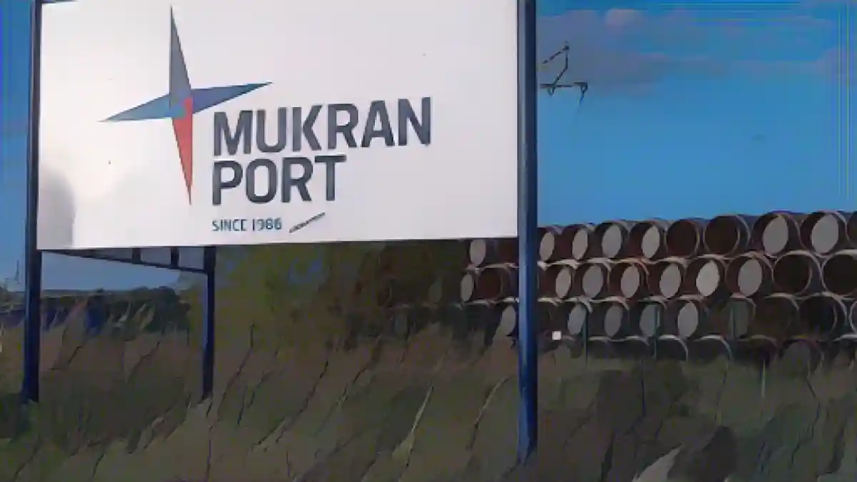 На здании терминала висит логотип порта Мукран.:На здании терминала висит логотип порта Мукран. Фото