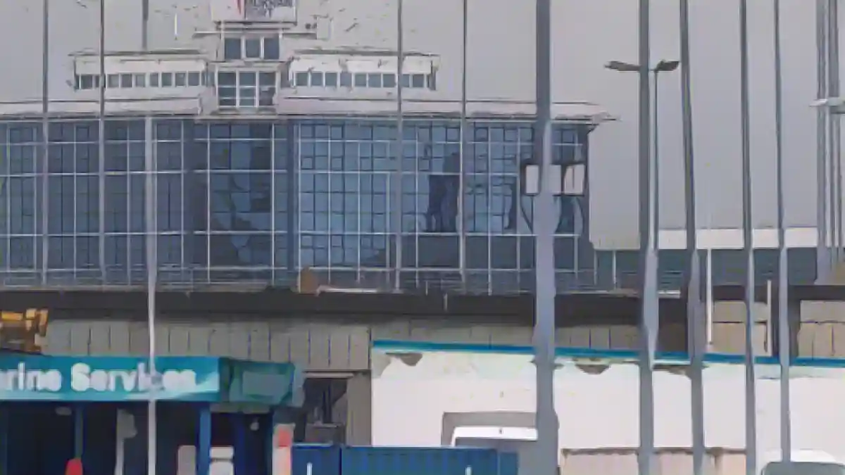 На здании терминала висит логотип порта Мукран.:На здании терминала висит логотип порта Мукран. Фото