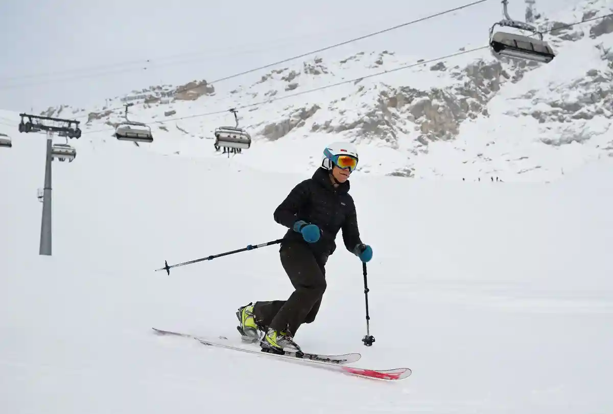 Начало горнолыжного сезона на Цугшпитце:В начале горнолыжного сезона на Цугшпитце лыжники выходят на трассы.