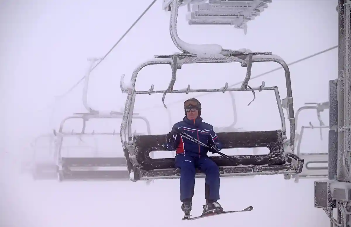 Начало зимнего спортивного сезона - Оберхоф:В отеле "Lotto Thüringen Snowpark Oberhof" лыжники катаются на подъемнике.