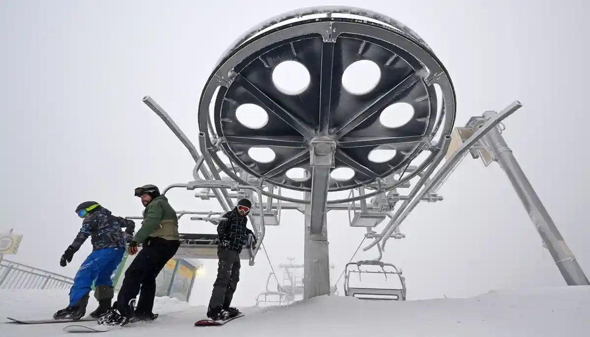 Начало зимнего спортивного сезона:Сноубордисты спускаются с подъемника в "Lotto Thüringen Snowpark Oberhof".