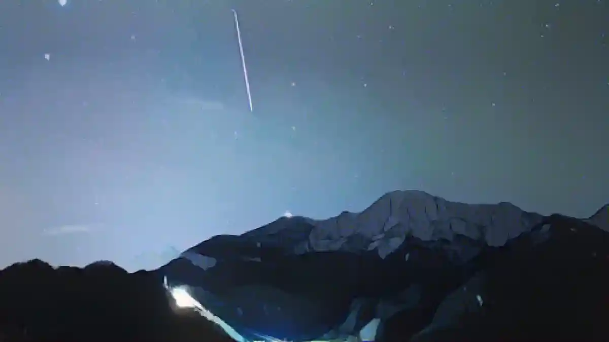 Над Кохельзее видна падающая звезда.:Падающая звезда видна над озером Кохельзее. Фото