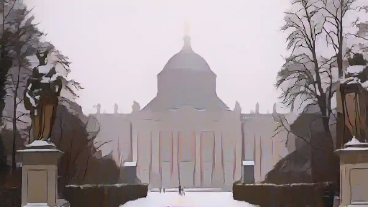 Над куполом Нового дворца в парке Сансуси висит зимняя дымка.:Дымка лежит над куполом Нового дворца в парке Сансуси в ветреную погоду. Фото