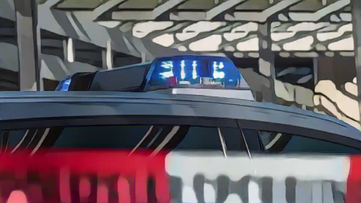 Над заградительной лентой с надписью "Полицейское оцепление" светит полицейский синий фонарь.:Синий полицейский фонарь светит над заградительной лентой с надписью "полицейский кордон". Фото