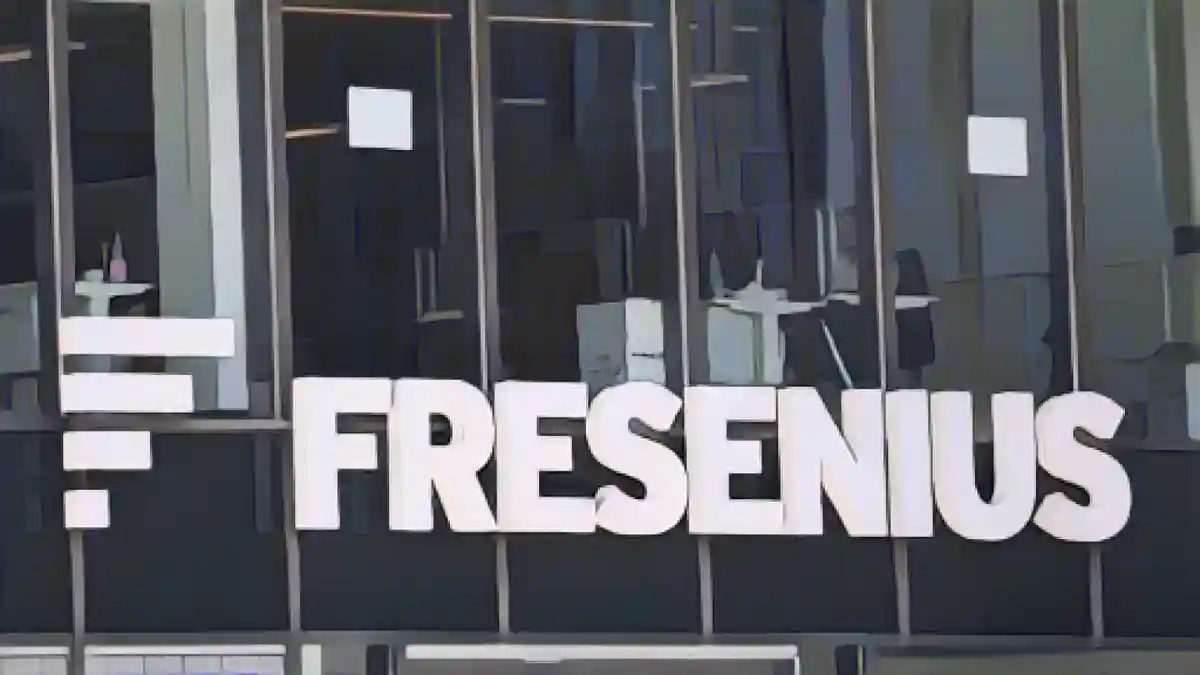 Надпись "Fresenius" красуется на здании штаб-квартиры компании Fresenius SE & Co.:Надпись "Fresenius" на здании штаб-квартиры компании Fresenius SE & Co. Фото