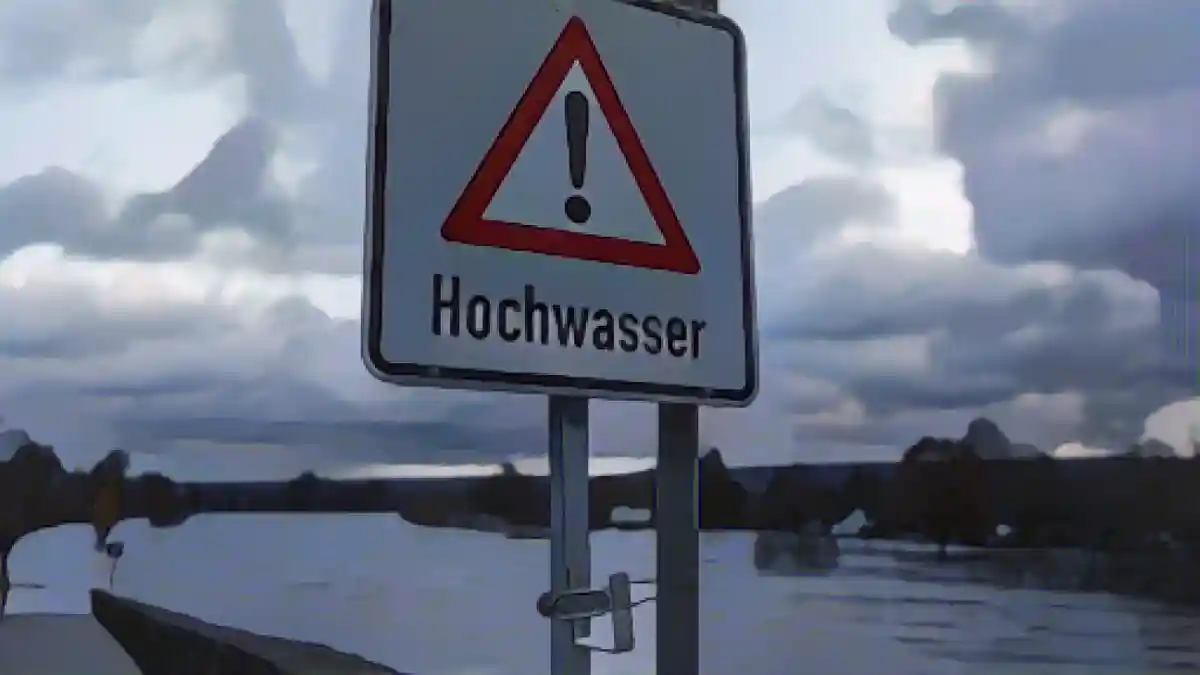 Надпись "Наводнение" на табличке на мосту через Везер в Хёкстере.:Надпись "Наводнение" на знаке на мосту через Везер в Хёкстере. Фото