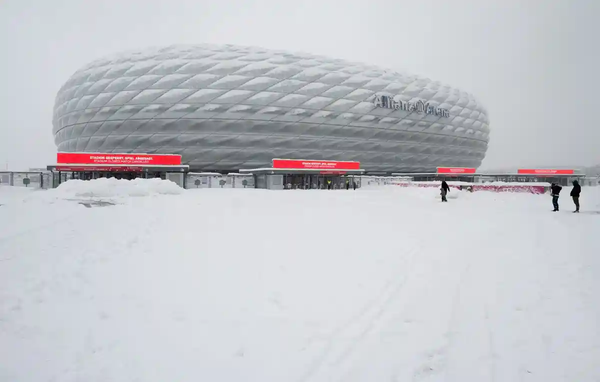 Наступление зимы на юге Германии - Мюнхен:Табло с надписью "Стадион закрыт. Матч отменен" можно увидеть на стадионе "Альянц Арена".