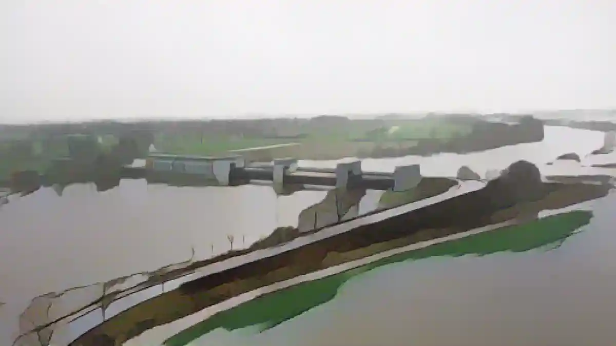 Наводнение на плотине Везера в районе Вердена (съемка с беспилотника).:Наводнение на плотине Везера в районе Вердена (съемка с беспилотника). Фото