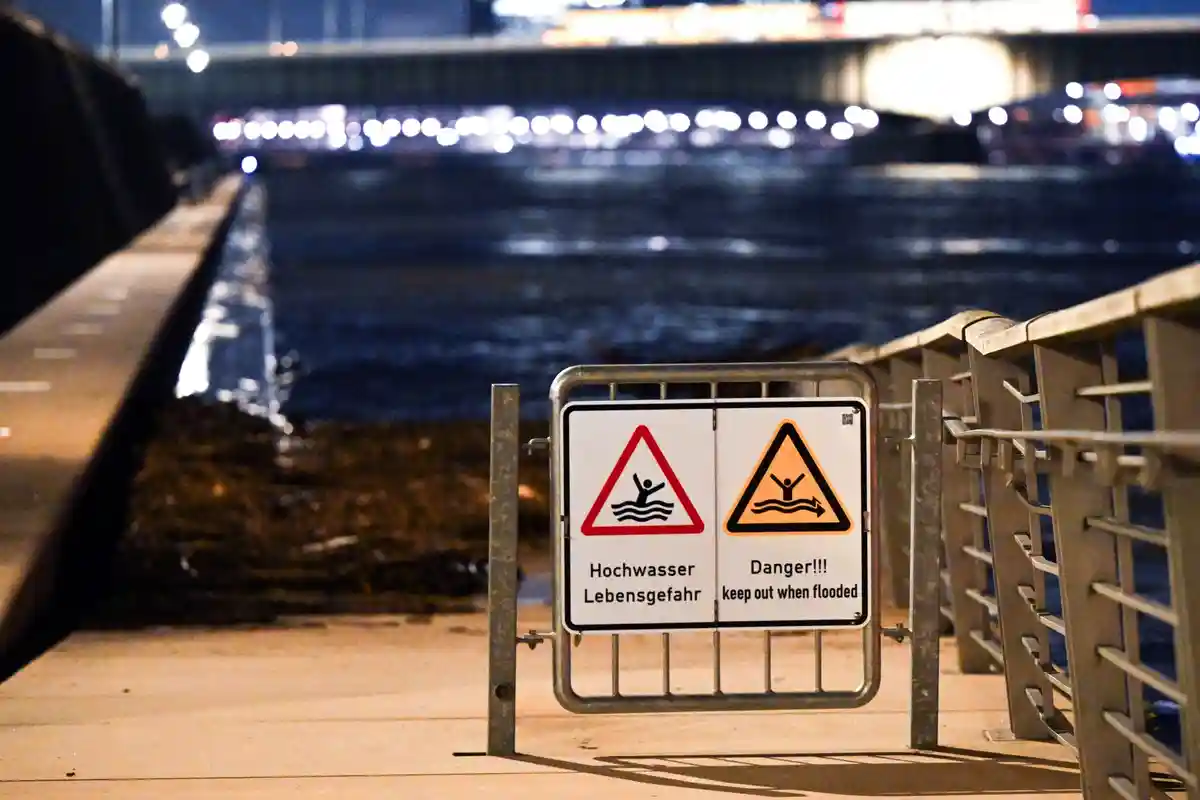 Наводнения на Рейне:Предупреждающий знак, предупреждающий об опасности для жизни в случае наводнения.