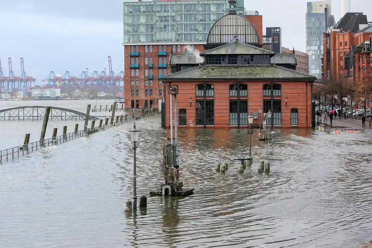 Наводнения в Гамбурге:Во время штормового нагона воды Эльбы обрушиваются на рыбный рынок Гамбурга.