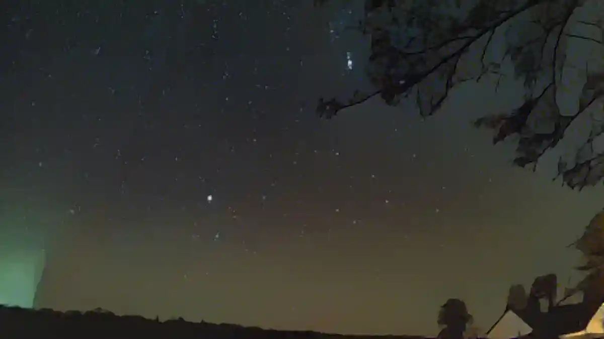 Небольшая часть Млечного Пути видна в ночном звездном небе над Черным озером в округе Мяркиш-Одерланд:Небольшая часть Млечного Пути видна в ночном звездном небе над Черным озером в округе Мяркиш-Одерланд. Фото