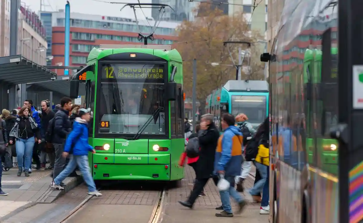 Нехватка персонала в местном транспорте:Люди проходят между автобусами и трамваями на остановке Konstablerwache во Франкфурте.