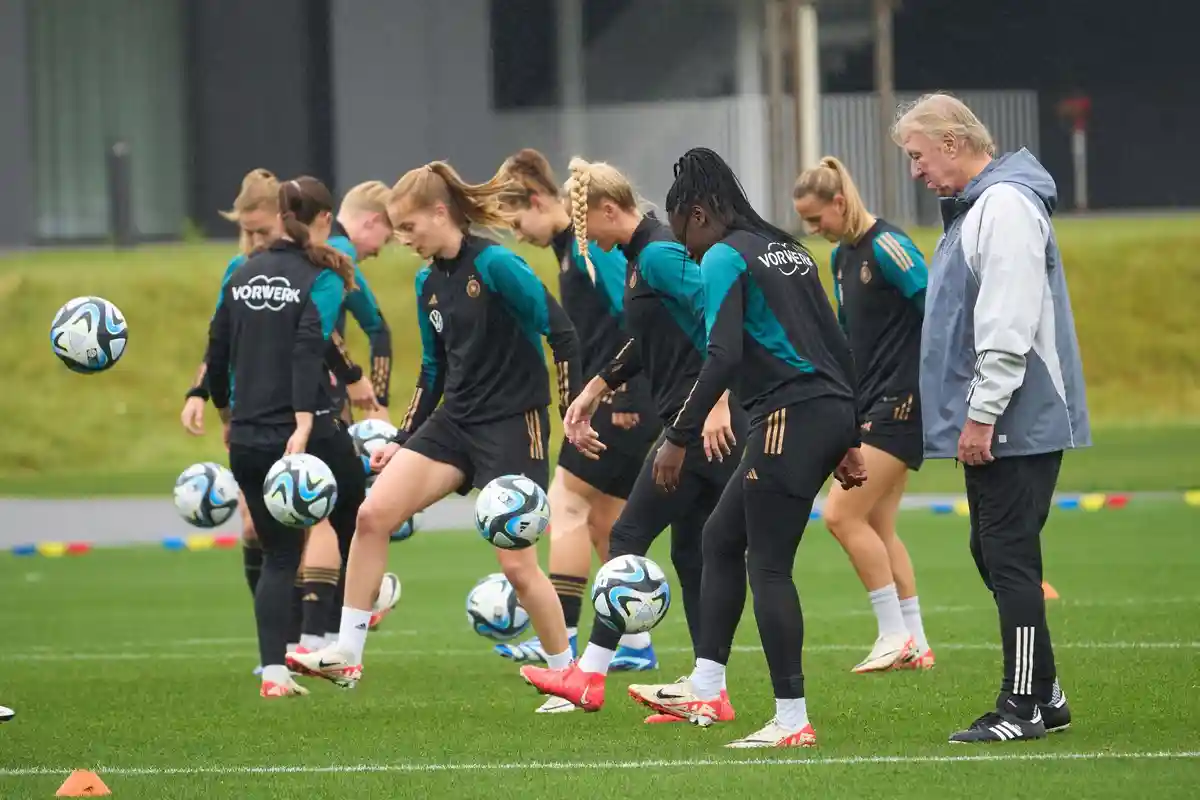 Немецкие футболисты на тренировке:Временный тренер Хорст Хрубеш отвечает за подготовку женской национальной сборной по футболу в кампусе DFB.