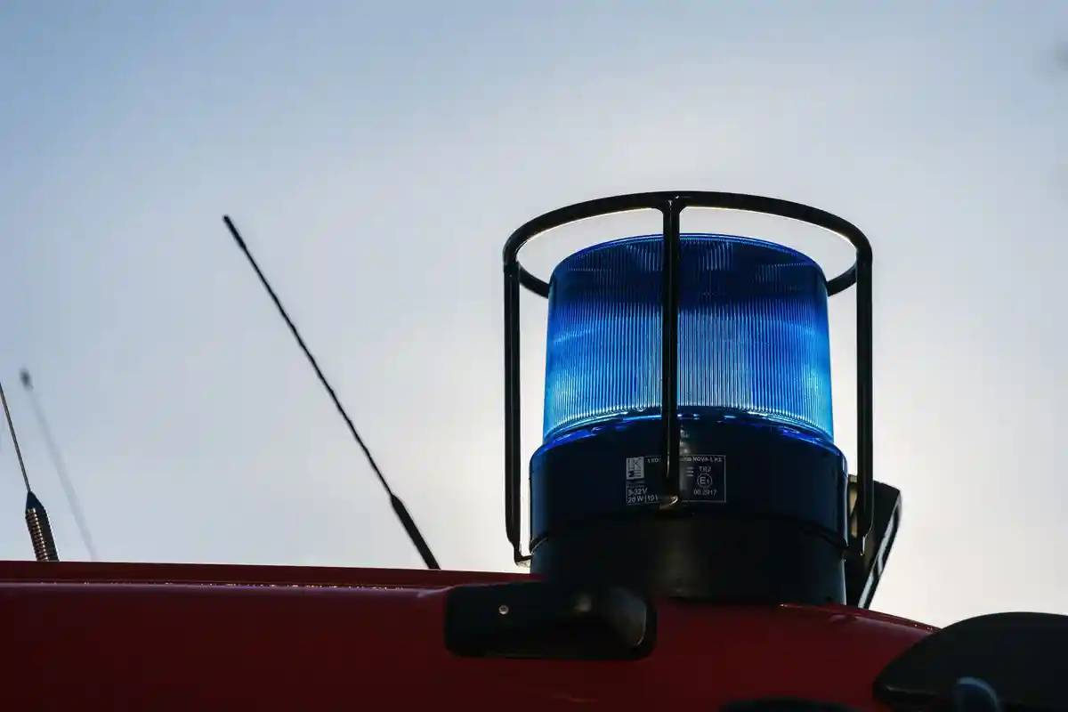 Несчастный случай:Синий фонарь на крыше пожарной машины.