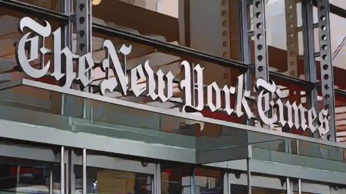 НЬЮ-ЙОРК, штат Нью-Йорк - 29 АПРЕЛЯ: Логотип газеты "Нью-Йорк Таймс" висит над дверным проемом штаб-квартиры 29 апреля 2023 года в Нью-Йорке.:Штаб-квартира New York Times