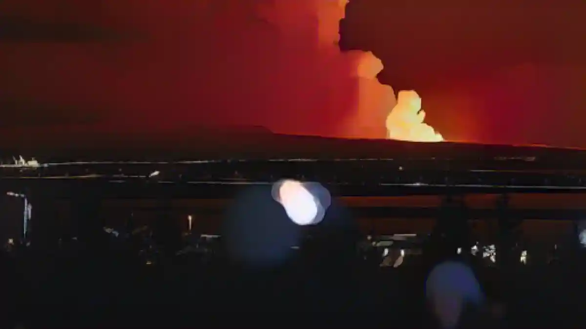 Ночное небо освещено после извержения вулкана на юго-западе Исландии.:Ночное небо освещено после извержения вулкана на юго-западе Исландии. Фото