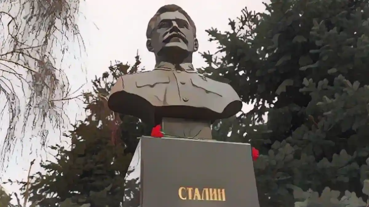 Новый бюст Сталина был открыт в Волгограде 2 февраля этого года:2 февраля этого года в Волгограде был открыт новый бюст Сталина.