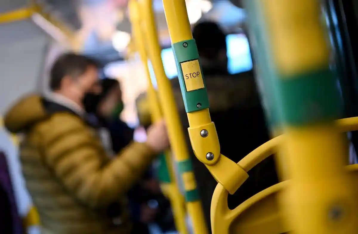 Общественный транспорт Берлина:Пассажиры стоят в автобусе общественного транспорта в Берлине.