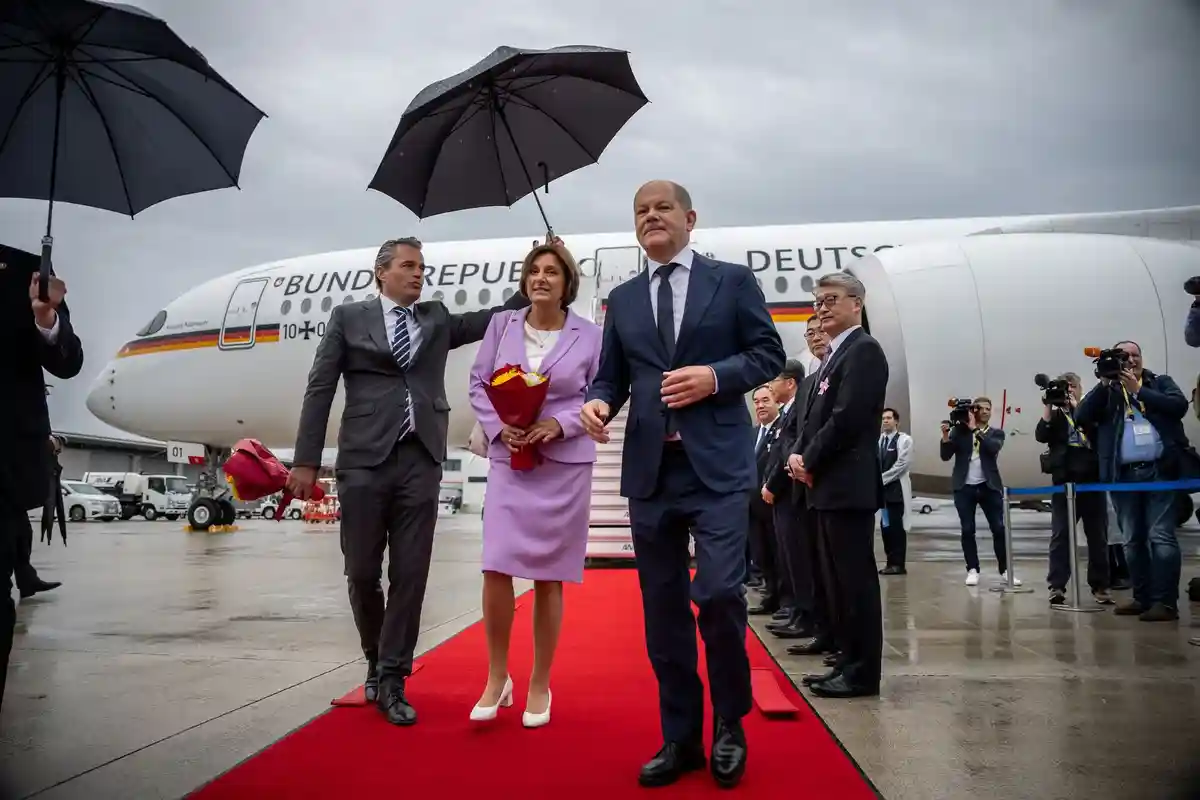 Олаф Шольц и Бритта Эрнст:Федеральный канцлер Олаф Шольц и его супруга Бритта Эрнст прибывают в аэропорт.